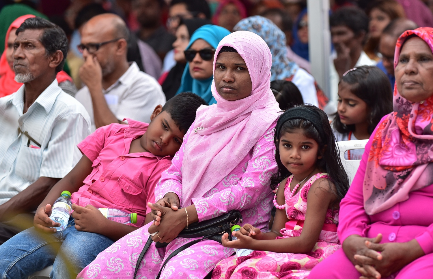 ހައުސިން ޔުނިޓެއް ލިބުނު އާއިލާއެއް މިއަދު ޖަލްސާގައި ބައިވެރިވަނީ. .---ފޮޓޯ: ހުސައިން ވަހީދު/މިހާރު