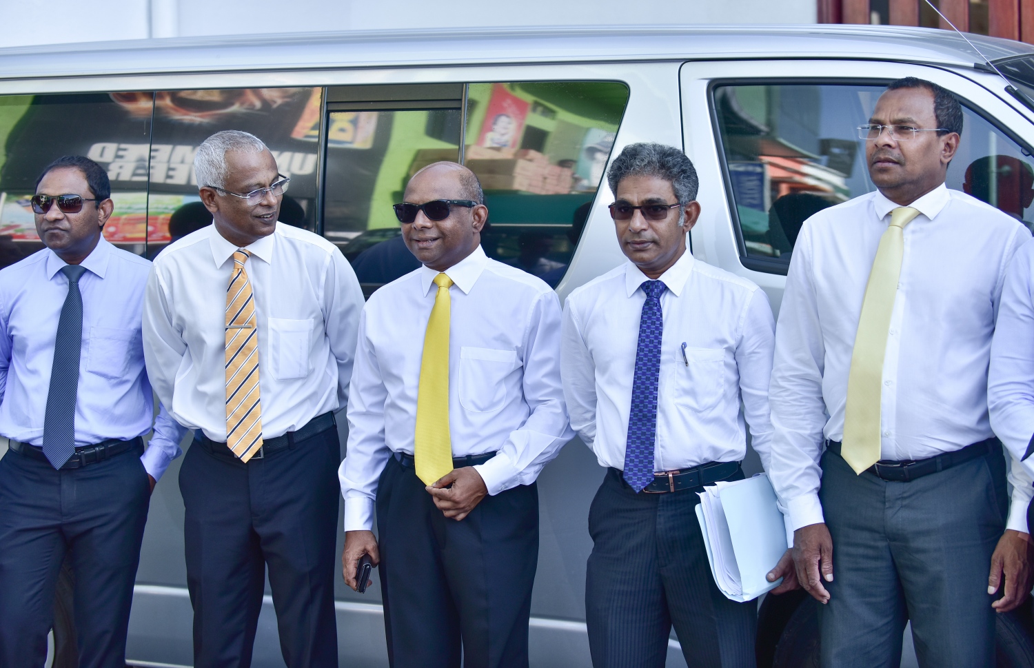 އާ ސަރުކާރުގެ ކެބިނެޓުން ޖާގަ ލިބިވަޑައިގެންނެވި ކުރީގެ މެމްބަރުންނާއި މަޖިލީހުގައި މިހާރު ވެސް މަސައްކަތް ކުރައްވާ މެމްބަރުންތަކެއް ފޮޓޯއަކަށް ހުއްޓިގެން --- ފޮޓޯ: ހުސެއިން ވަހީދު/ މިހާރު