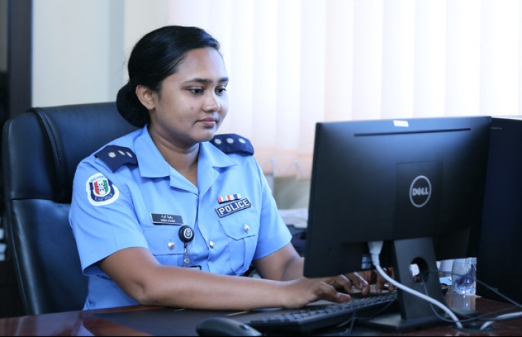 ގޮތްދޫނުކޮށް ކުރީ ސަފަށް ނުކުތް އަންހެން ފުލުސް