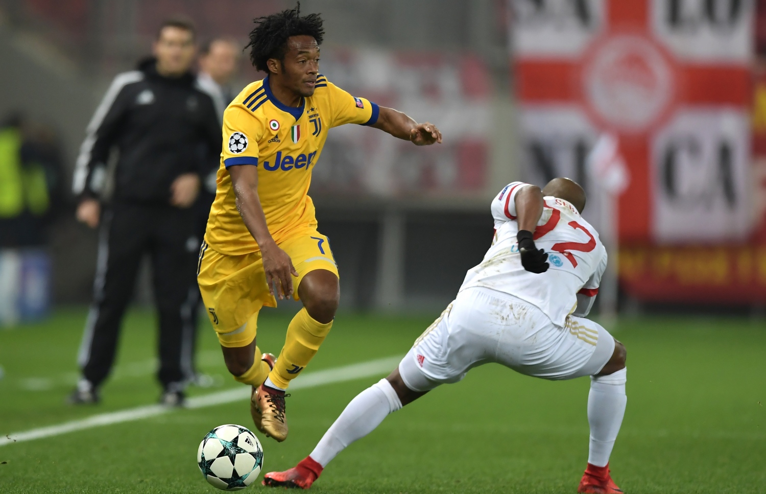 ޔުވެންޓަސްގެ ކުއަޑްރާޑޯ (ވ) އޮލިމްޕިއާކޯސް ކުޅުންތެރިއަކު ކައިރިން ބޯޅަ ހިފައިގެންދަނީ.-- ފޮޓޯ: އޭއެފްޕީ