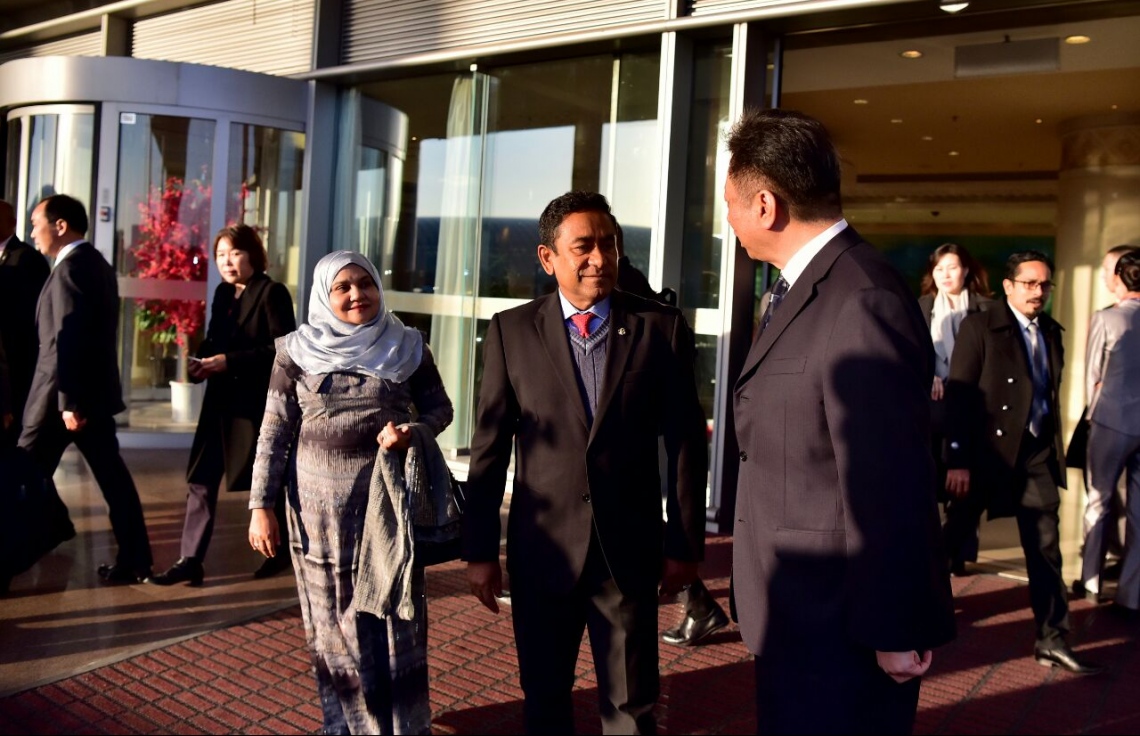 ޗައިނާ: ޑިސެމްބަރު 6، 2017- ޗައިނާގެ ރައީސް ޝީ ޖިންޕިންގެ ދައުވަތަކަށް ރައީސް ޔާމީންގެ ދެކަނބަލުން އެ ގައުމަށް ވަޑައިގަތުމުން މަރުހަބާ ދަންނަވަނީ.---ފޮޓޯ: ރައީސް އޮފީސް