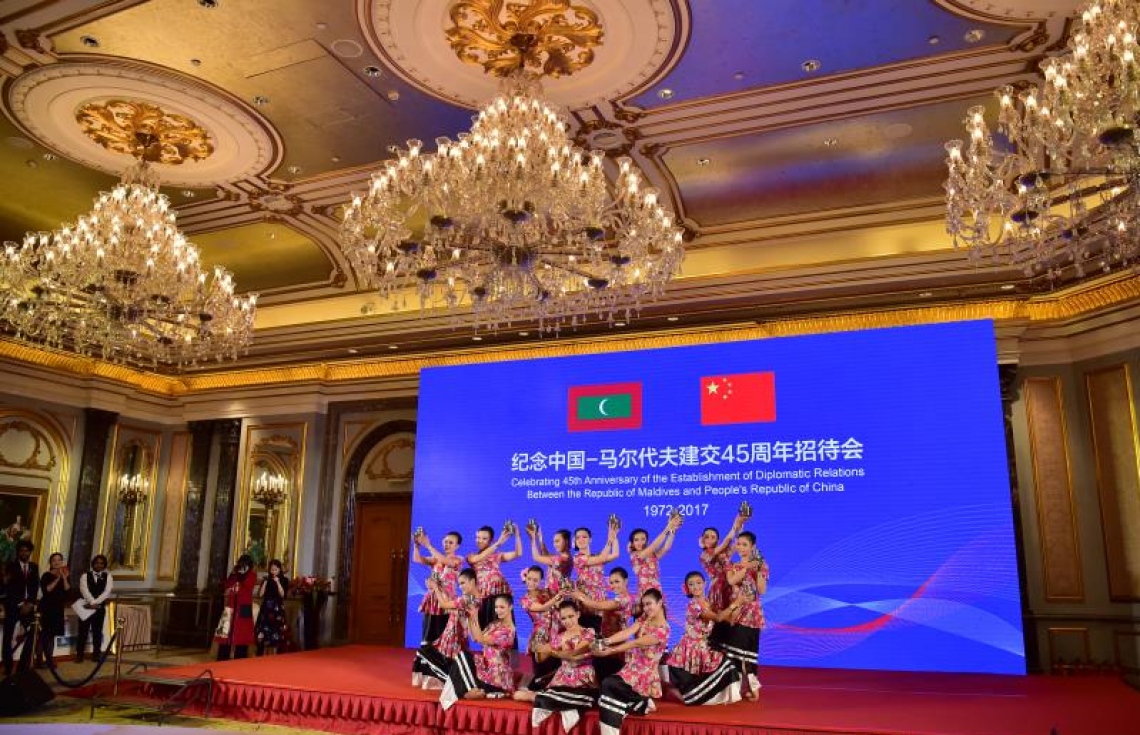 ޗައިނާ: ޑިސެމްބަރު 6، 2017- ރާއްޖެ-ޗައިނާގެ ސިޔާސީ ގުޅުމަށް 45 އަހަރު ފުރުމުގެ މުނާސަބަތުގައި ބޭއްވި ޚާއްސަ ހަފްލާގައި ޗައިނާގެ ޒުވާނުންތަކެއް ދިވެހި ސަގާފީ ހެދުމުގައި އައިޓަމެއް ހުށަހަޅަނީ.--ފޮޓޯ: ރައީސް އޮފީސް