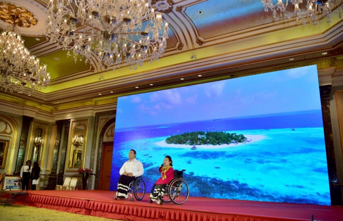 ޗައިނާ: ޑިސެމްބަރު 6، 2017- ރާއްޖެ-ޗައިނާގެ ސިޔާސީ ގުޅުމަށް 45 އަހަރު ފުރުމުގެ މުނާސަބަތުގައި ބޭއްވި ޚާއްސަ ހަފްލާގައި ޗައިނާގެ ދެ މީހަކު ދިވެހި ސަގާފީ ހެދުމުގައި އައިޓަމެއް ހުށަހަޅަނީ.--ފޮޓޯ: ރައީސް އޮފީސް