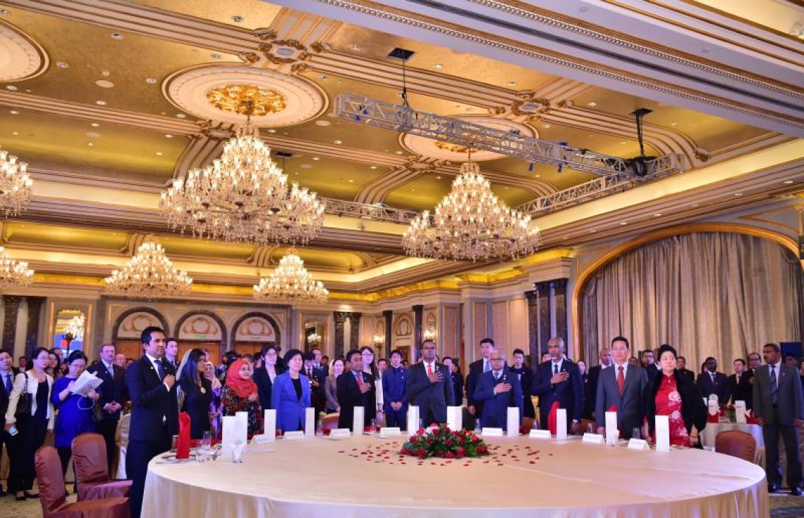 ޗައިނާ: ޑިސެމްބަރު 6، 2017- ރާއްޖެ-ޗައިނާގެ ސިޔާސީ ގުޅުމަށް 45 އަހަރު ފުރުމުގެ މުނާސަބަތުގައި ބޭއްވި ޚާއްސަ ހަފްލާގައި، ރައީސް ޔާމީންގެ ދެކަނބަލުންނާއި ބައެއް އެހެން ބޭފުޅުން ދިވެހި ގައުމީ ސަލާމަށް ހުއްޓި ވަޑައިގެން.--ފޮޓޯ: ރައީސް އޮފީސް