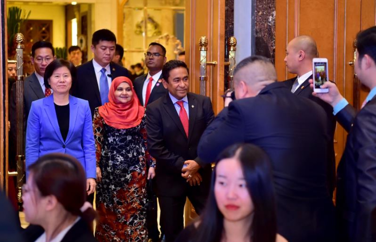 ރާއްޖެ-ޗައިނާގެ ސިޔާސީ ގުޅުމަށް 45 އަހަރު ފުރުމުގެ މުނާސަބަތުގައި މިއަދު އެ ގައުމުގައި ބޭއްވި ޚާއްސަ ހަފްލާގައި، ރައީސް ޔާމީންގެ ދެކަނބަލުން ބައިވެރިވެވަޑައިގަންނަވަނީ.--ފޮޓޯ: ރައީސް އޮފީސް