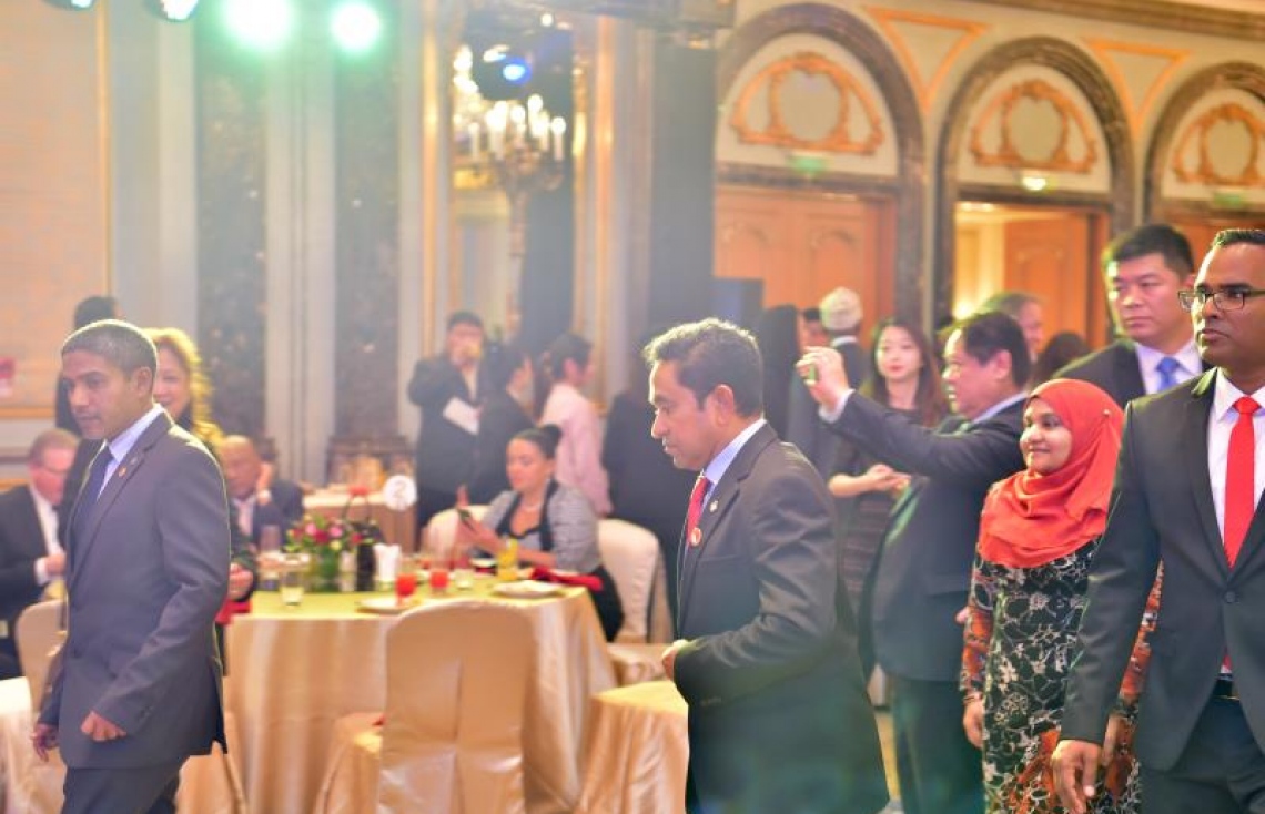 ޗައިނާ: ޑިސެމްބަރު 6، 2017- ރާއްޖެ-ޗައިނާގެ ސިޔާސީ ގުޅުމަށް 45 އަހަރު ފުރުމުގެ މުނާސަބަތުގައި ބޭއްވި ޚާއްސަ ހަފްލާގައި، ރައީސް ޔާމީންގެ ދެކަނބަލުން ބައިވެރިވެވަޑައިގަންނަވަނީ.--ފޮޓޯ: ރައީސް އޮފީސް