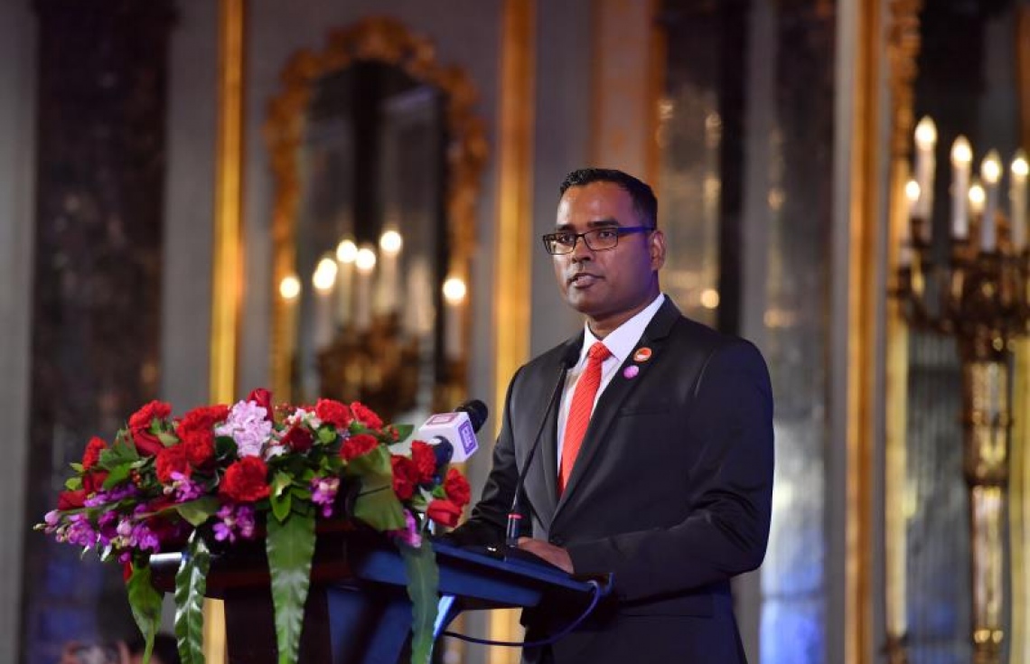 ޗައިނާ: ޑިސެމްބަރު 6، 2017- ރާއްޖެ-ޗައިނާގެ ސިޔާސީ ގުޅުމަށް 45 އަހަރު ފުރުމުގެ މުނާސަބަތުގައި ބޭއްވި ޚާއްސަ ހަފްލާގައި، ޗައިނާގައި ހުންނަވާ ދިވެހި ސަފީރު ފައިސަލް ވާހަކަ ދައްކަވަނީ.--ފޮޓޯ: ރައީސް އޮފީސް