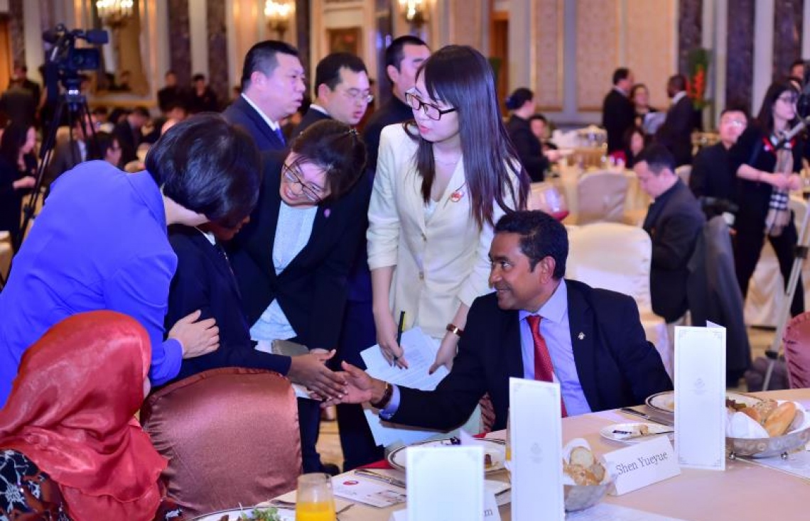 ޗައިނާ: ޑިސެމްބަރު 6، 2017- ރާއްޖެ-ޗައިނާގެ ސިޔާސީ ގުޅުމަށް 45 އަހަރު ފުރުމުގެ މުނާސަބަތުގައި ބޭއްވި ޚާއްސަ ހަފްލާގައި ރައީސް ޔާމީން ކުޑަކުއްޖަކާ ސަލާމް ކުރައްވަނީ.--ފޮޓޯ: ރައީސް އޮފީސް