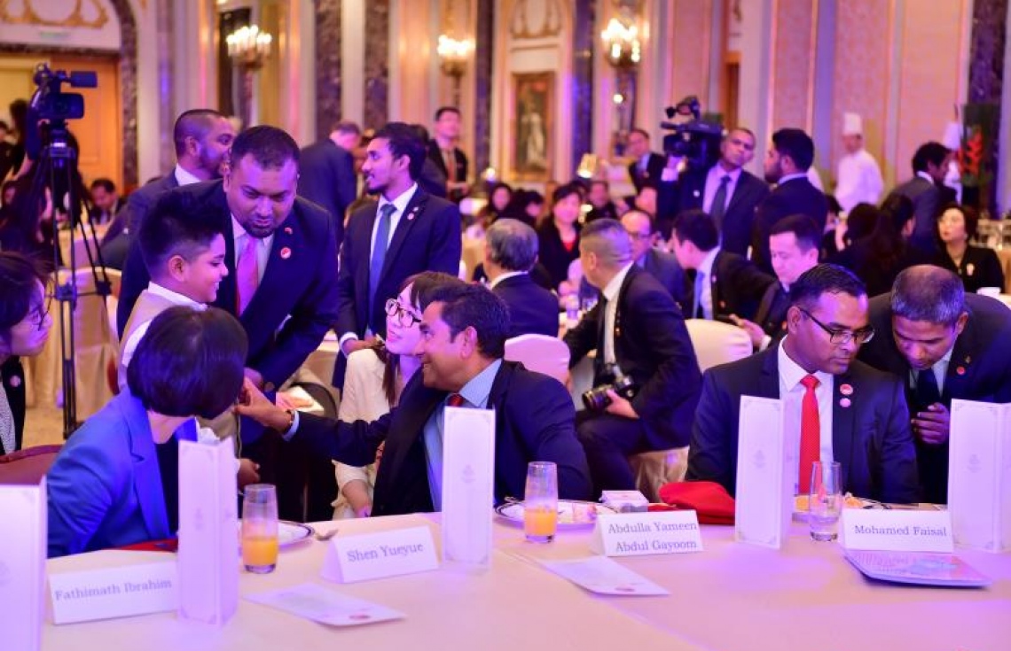 ޗައިނާ: ޑިސެމްބަރު 6، 2017- ރާއްޖެ-ޗައިނާގެ ސިޔާސީ ގުޅުމަށް 45 އަހަރު ފުރުމުގެ މުނާސަބަތުގައި ބޭއްވި ޚާއްސަ ހަފްލާގައި ރައީސް ޔާމީން ކުޑަކުއްޖަކާ ސަލާމް ކުރައްވަނީ.--ފޮޓޯ: ރައީސް އޮފީސް