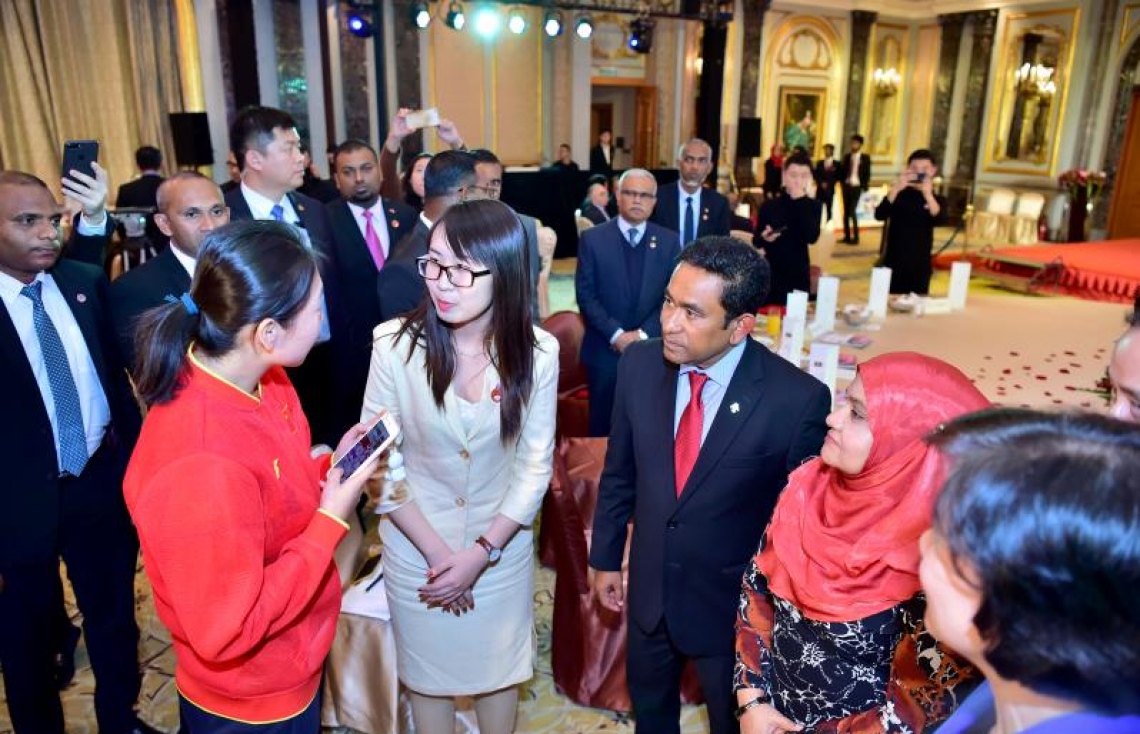 ޗައިނާ: ޑިސެމްބަރު 6، 2017- ރާއްޖެ-ޗައިނާގެ ސިޔާސީ ގުޅުމަށް 45 އަހަރު ފުރުމުގެ މުނާސަބަތުގައި ބޭއްވި ޚާއްސަ ހަފްލާގައި ރައީސް ޔާމީންގެ ދެކަނބަލުން އެ ގައުމުގެ އޮފިޝަލުންތަކަކާ ވާހަކަ ދައްކަވަނީ.--ފޮޓޯ: ރައީސް އޮފީސް