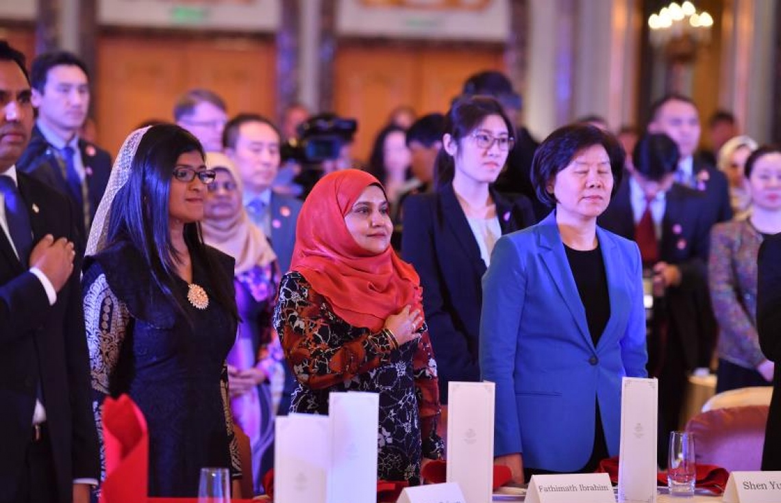 ޗައިނާ: ޑިސެމްބަރު 6، 2017- ރާއްޖެ-ޗައިނާގެ ސިޔާސީ ގުޅުމަށް 45 އަހަރު ފުރުމުގެ މުނާސަބަތުގައި ބޭއްވި ޚާއްސަ ހަފްލާގައި ރާއްޖޭގެ ފަސްޓް ލޭޑީ ފާތުމަތު އިބްރާހީމް (މ) ބައިވެރިވެވަޑައިގަންނަވަނީ.--ފޮޓޯ: ރައީސް އޮފީސް