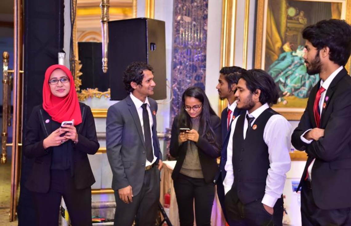 ޗައިނާ: ޑިސެމްބަރު 6، 2017- ރާއްޖެ-ޗައިނާގެ ސިޔާސީ ގުޅުމަށް 45 އަހަރު ފުރުމުގެ މުނާސަބަތުގައި ބޭއްވި ޚާއްސަ ހަފްލާގައި ބައިވެރިވި ބައެއް ދިވެހިން.--ފޮޓޯ: ރައީސް އޮފީސް