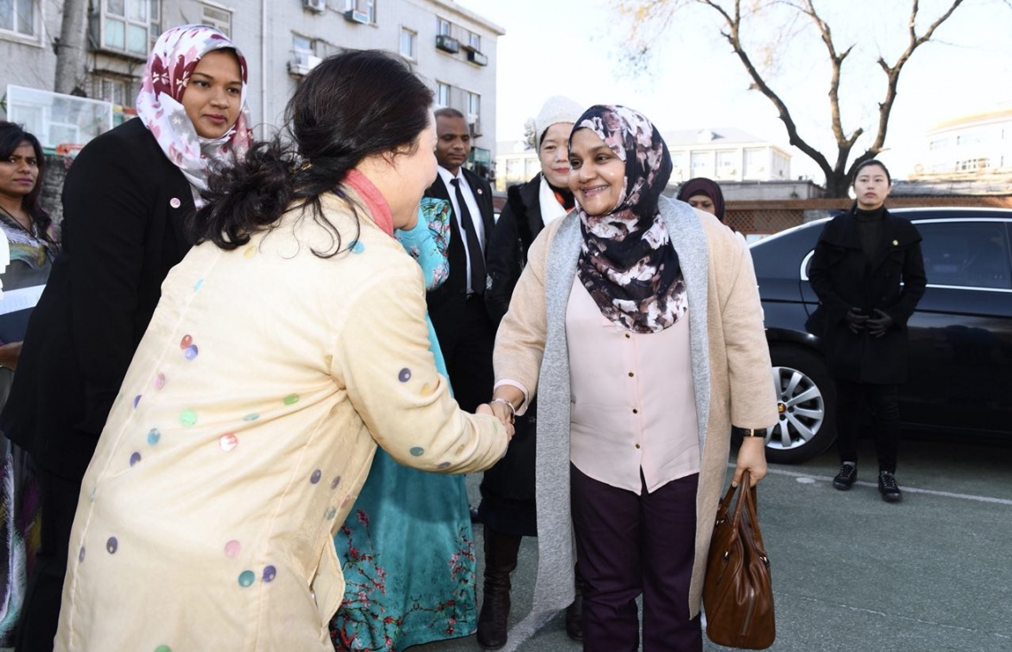 ޗައިނާ، ބެއިޖިން: ޑިސެމްބަރު 7، 2017- ރައީސް އަބްދުﷲ ޔާމީންގެ އަނބިކަނބަލުން ފަސްޓް ލޭޑީ ފާތިމަތު އިބްރާހީމް، ޗައިނާގެ ސްކޫލެއް ކަމަށްވާ ބެއިޖިން ޒިޝުކޫ އެލިމެންޓަރީ ސްކޫލަށް މިއަދު ޒިޔާރަތް ކުރެއްވުމުން މަރުހަބާ ދަންނަވަނީ.---ފޮޓޯ: ރައީސް އޮފީސް