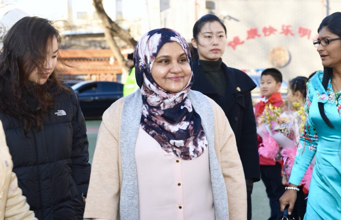 ޗައިނާ، ބެއިޖިން: ޑިސެމްބަރު 7، 2017- ރައީސް އަބްދުﷲ ޔާމީންގެ އަނބިކަނބަލުން ފަސްޓް ލޭޑީ ފާތިމަތު އިބްރާހީމް، ޗައިނާގެ ސްކޫލެއް ކަމަށްވާ ބެއިޖިން ޒިޝުކޫ އެލިމެންޓަރީ ސްކޫލަށް މިއަދު ޒިޔާރަތް ކުރެއްވުމުން މަރުހަބާ ދަންނަވަނީ.---ފޮޓޯ: ރައީސް އޮފީސް