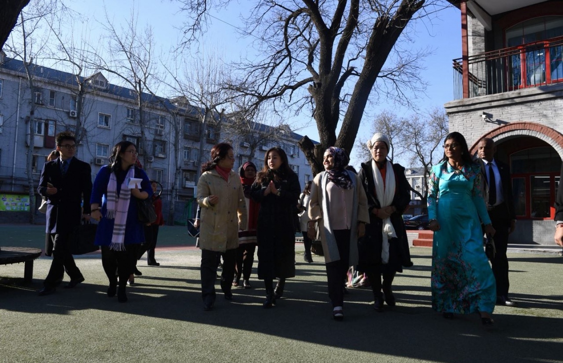 ޗައިނާ، ބެއިޖިން: ޑިސެމްބަރު 7، 2017- ރައީސް އަބްދުﷲ ޔާމީންގެ އަނބިކަނބަލުން ފަސްޓް ލޭޑީ ފާތިމަތު އިބްރާހީމް، ޗައިނާގެ ސްކޫލެއް ކަމަށްވާ ބެއިޖިން ޒިޝުކޫ އެލިމެންޓަރީ ސްކޫލަށް މިއަދު ޒިޔާރަތް ކުރެއްވުމުން މަރުހަބާ ދަންނަވަނީ.---ފޮޓޯ: ރައީސް އޮފީސް