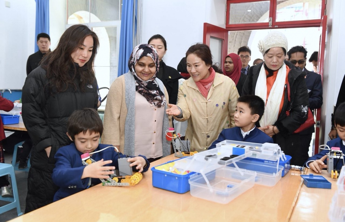 ޗައިނާ، ބެއިޖިން: ޑިސެމްބަރު 7، 2017- ރައީސް އަބްދުﷲ ޔާމީންގެ އަނބިކަނބަލުން ފަސްޓް ލޭޑީ ފާތިމަތު އިބްރާހީމް، ޗައިނާގެ ސްކޫލެއް ކަމަށްވާ ބެއިޖިން ޒިޝުކޫ އެލިމެންޓަރީ ސްކޫލަށް މިއަދު ޒިޔާރަތް ކުރައްވައި، އެތަނުގެ ކުދިންގެ ހަރަކާތްތައް ބައްލަވާލައްވަނީ.---ފޮޓޯ: ރައީސް އޮފީސް