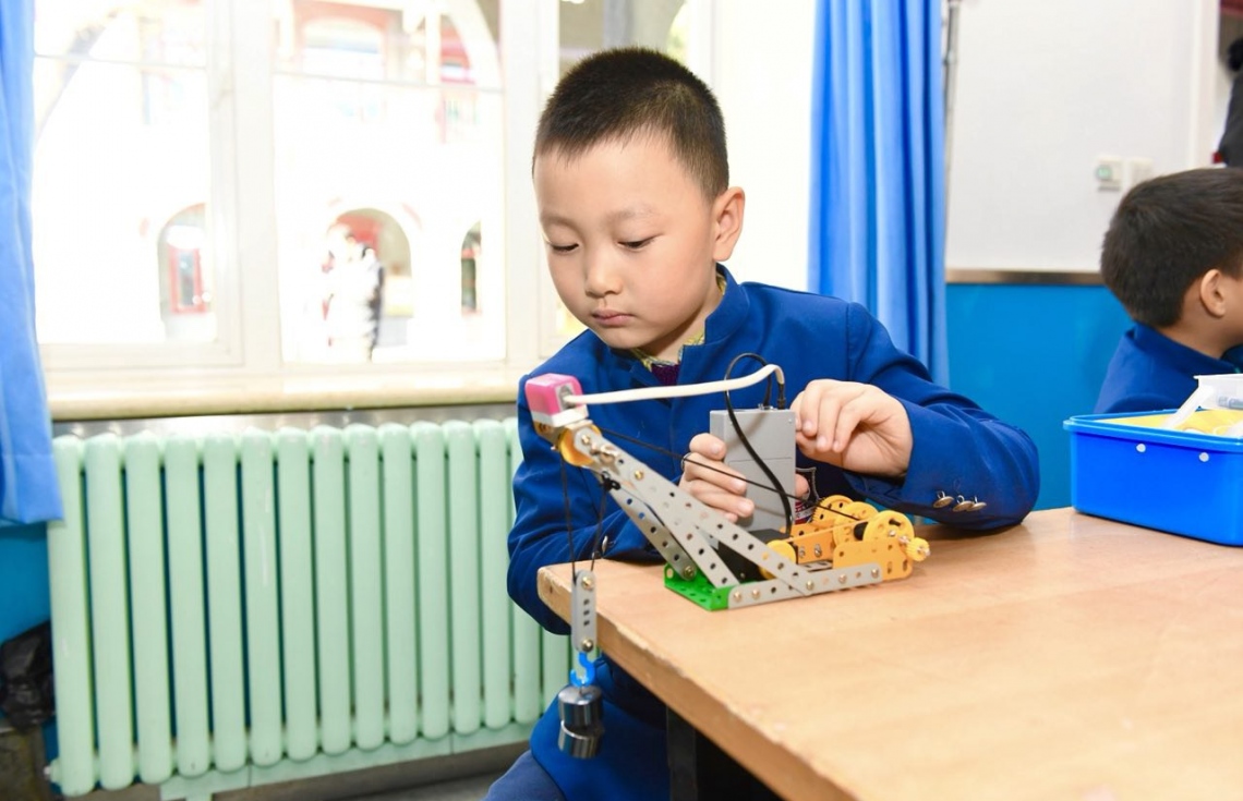 ޗައިނާ، ބެއިޖިން: ޑިސެމްބަރު 7، 2017- ރައީސް އަބްދުﷲ ޔާމީންގެ އަނބިކަނބަލުން ފަސްޓް ލޭޑީ ފާތިމަތު އިބްރާހީމް، ޗައިނާގެ ސްކޫލެއް ކަމަށްވާ ބެއިޖިން ޒިޝުކޫ އެލިމެންޓަރީ ސްކޫލަށް މިއަދު ޒިޔާރަތް ކުރެއްވުން.---ފޮޓޯ: ރައީސް އޮފީސް