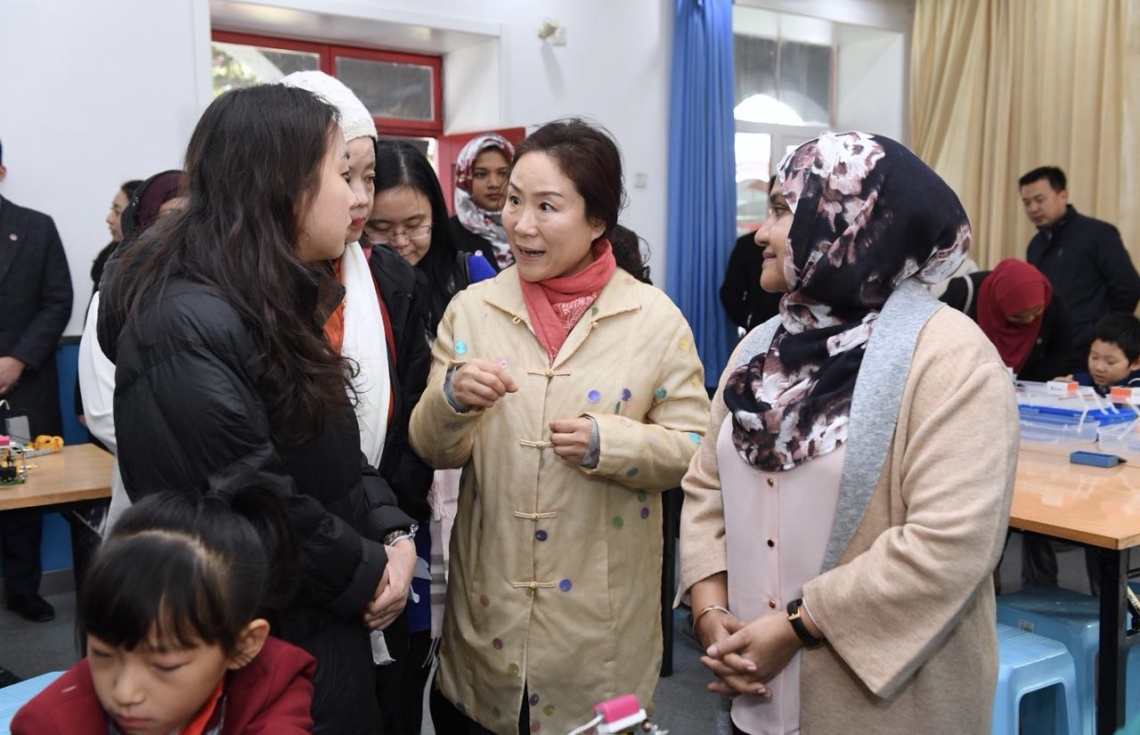 ޗައިނާ، ބެއިޖިން: ޑިސެމްބަރު 7، 2017- ރައީސް އަބްދުﷲ ޔާމީންގެ އަނބިކަނބަލުން ފަސްޓް ލޭޑީ ފާތިމަތު އިބްރާހީމް، ޗައިނާގެ ސްކޫލެއް ކަމަށްވާ ބެއިޖިން ޒިޝުކޫ އެލިމެންޓަރީ ސްކޫލަށް މިއަދު ޒިޔާރަތް ކުރައްވައި، އެ ސްކޫލާ ގުޅޭ ކަންކަން އޮޅުން ފިލުއްވަނީ.---ފޮޓޯ: ރައީސް އޮފީސް