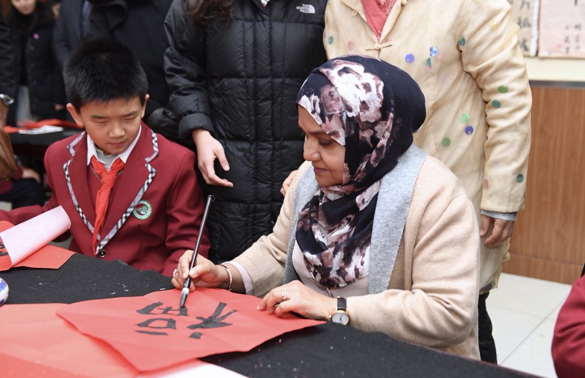 ޗައިނާ، ބެއިޖިން: ޑިސެމްބަރު 7، 2017- ރައީސް އަބްދުﷲ ޔާމީންގެ އަނބިކަނބަލުން ފަސްޓް ލޭޑީ ފާތިމަތު އިބްރާހީމް، ޗައިނާގެ ސްކޫލެއް ކަމަށްވާ ބެއިޖިން ޒިޝުކޫ އެލިމެންޓަރީ ސްކޫލަށް މިއަދު ޒިޔާރަތް ކުރައްވައި، އެއްޗެއް ލިޔުއްވަނީ.---ފޮޓޯ: ރައީސް އޮފީސް