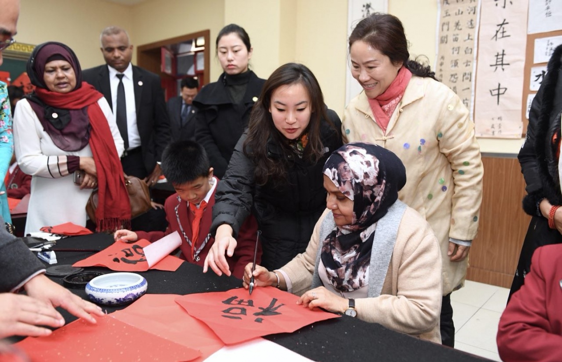 ޗައިނާ، ބެއިޖިން: ޑިސެމްބަރު 7، 2017- ރައީސް އަބްދުﷲ ޔާމީންގެ އަނބިކަނބަލުން ފަސްޓް ލޭޑީ ފާތިމަތު އިބްރާހީމް، ޗައިނާގެ ސްކޫލެއް ކަމަށްވާ ބެއިޖިން ޒިޝުކޫ އެލިމެންޓަރީ ސްކޫލަށް މިއަދު ޒިޔާރަތް ކުރައްވައި، އެއްޗެއް ލިޔުއްވަނީ.---ފޮޓޯ: ރައީސް އޮފީސް