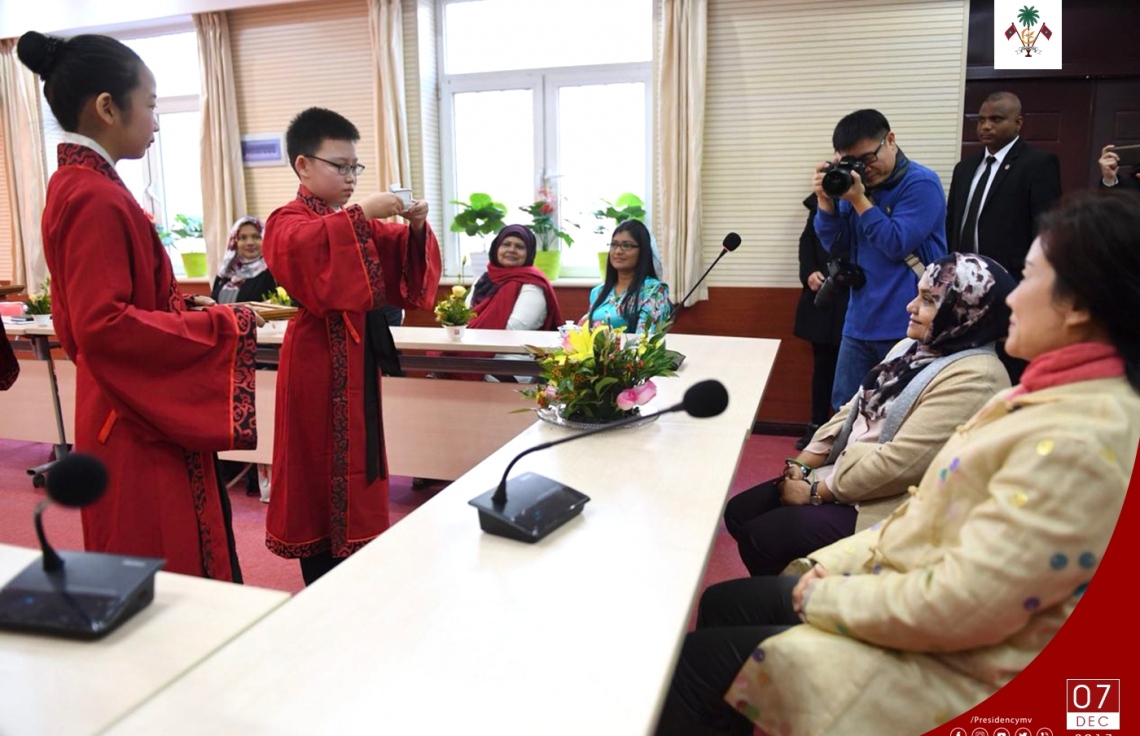 ޗައިނާ، ބެއިޖިން: ޑިސެމްބަރު 7، 2017- ރައީސް އަބްދުﷲ ޔާމީންގެ އަނބިކަނބަލުން ފަސްޓް ލޭޑީ ފާތިމަތު އިބްރާހީމް، ޗައިނާގެ ސްކޫލެއް ކަމަށްވާ ބެއިޖިން ޒިޝުކޫ އެލިމެންޓަރީ ސްކޫލަށް މިއަދު ޒިޔާރަތް ކުރެއްވުން.---ފޮޓޯ: ރައީސް އޮފީސް