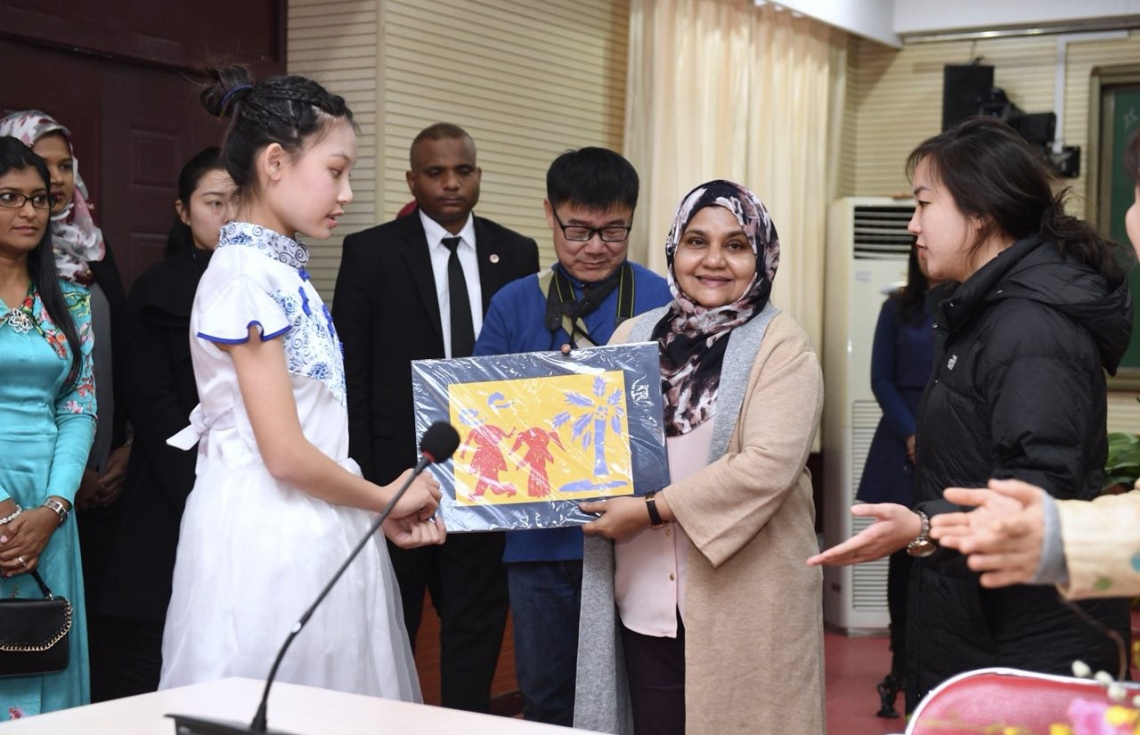 ޗައިނާ، ބެއިޖިން: ޑިސެމްބަރު 7، 2017- ރައީސް އަބްދުﷲ ޔާމީންގެ އަނބިކަނބަލުން ފަސްޓް ލޭޑީ ފާތިމަތު އިބްރާހީމް، ޗައިނާގެ ސްކޫލެއް ކަމަށްވާ ބެއިޖިން ޒިޝުކޫ އެލިމެންޓަރީ ސްކޫލަށް މިއަދު ޒިޔާރަތް ކުރެއްވުމުން އެކަމަނާ އަށް ހަނދާނީ ހަދިޔާއެއް އަރުވަނީ---ފޮޓޯ: ރައީސް އޮފީސް
