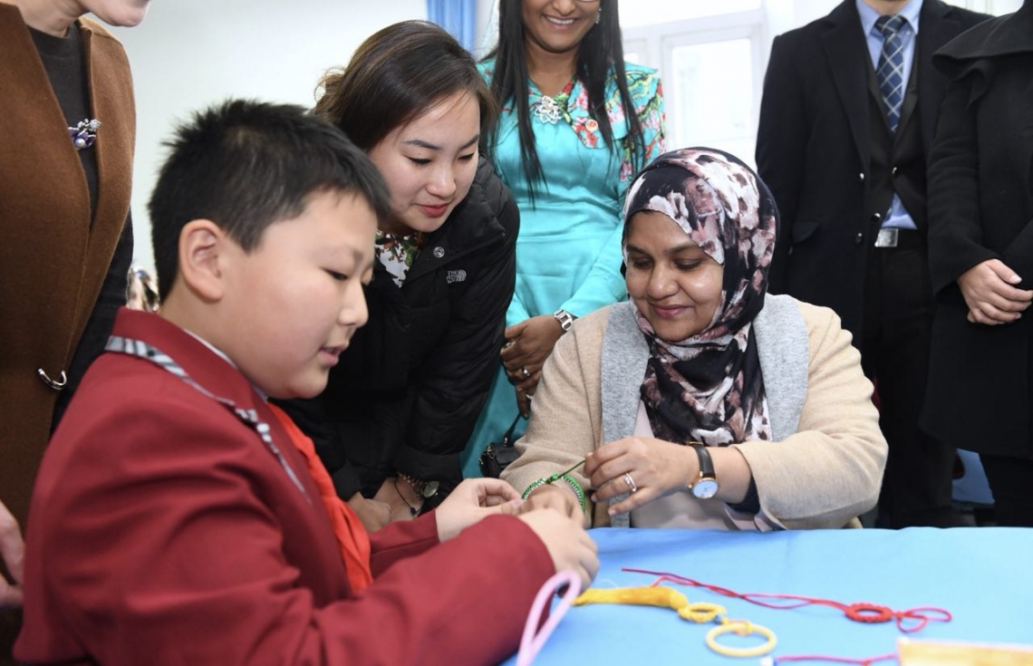 ޗައިނާ، ބެއިޖިން: ޑިސެމްބަރު 7، 2017- ރައީސް އަބްދުﷲ ޔާމީންގެ އަނބިކަނބަލުން ފަސްޓް ލޭޑީ ފާތިމަތު އިބްރާހީމް، ޗައިނާގެ ސްކޫލެއް ކަމަށްވާ ބެއިޖިން ޒިޝުކޫ އެލިމެންޓަރީ ސްކޫލަށް މިއަދު ޒިޔާރަތް ކުރައްވައި، އެ ސްކޫލްގެ ކުއްޖަކު ތައްޔާރުކުރި އެއްޗެއް އަތްޕުޅުގައި އަޅުއްވަނީ---ފޮޓޯ: ރައީސް އޮފީސް