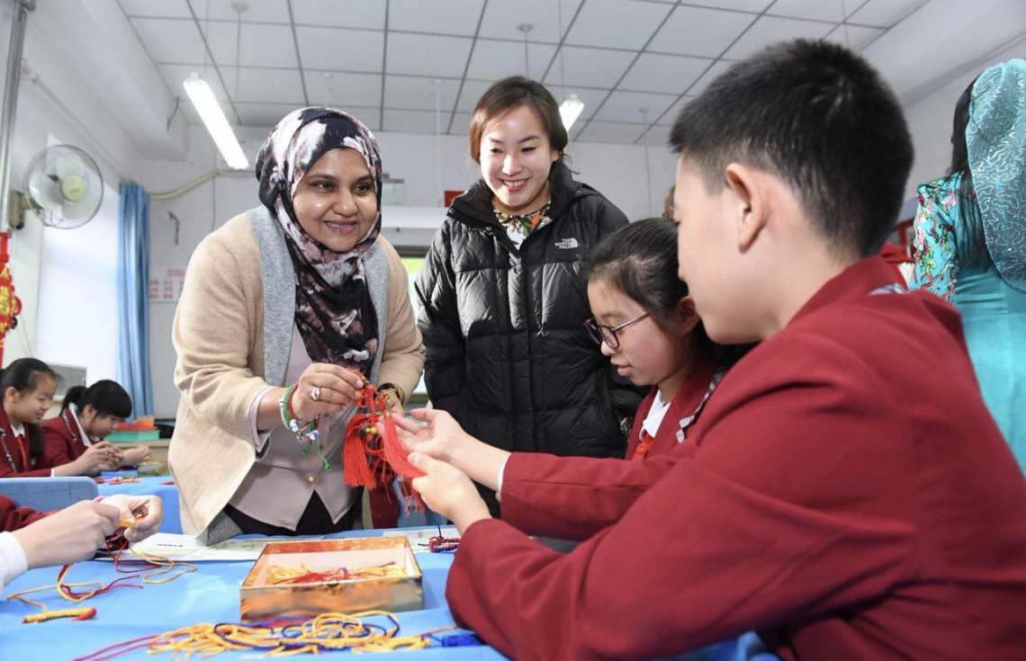 ޗައިނާ، ބެއިޖިން: ޑިސެމްބަރު 7، 2017- ރައީސް އަބްދުﷲ ޔާމީންގެ އަނބިކަނބަލުން ފަސްޓް ލޭޑީ ފާތިމަތު އިބްރާހީމް، ޗައިނާގެ ސްކޫލެއް ކަމަށްވާ ބެއިޖިން ޒިޝުކޫ އެލިމެންޓަރީ ސްކޫލަށް މިއަދު ޒިޔާރަތް ކުރައްވައި، އެތަނުގެ ކުދިންގެ މަސައްކަތްތައް ބައްލަވާލައްވަނީ---ފޮޓޯ: ރައީސް އޮފީސް