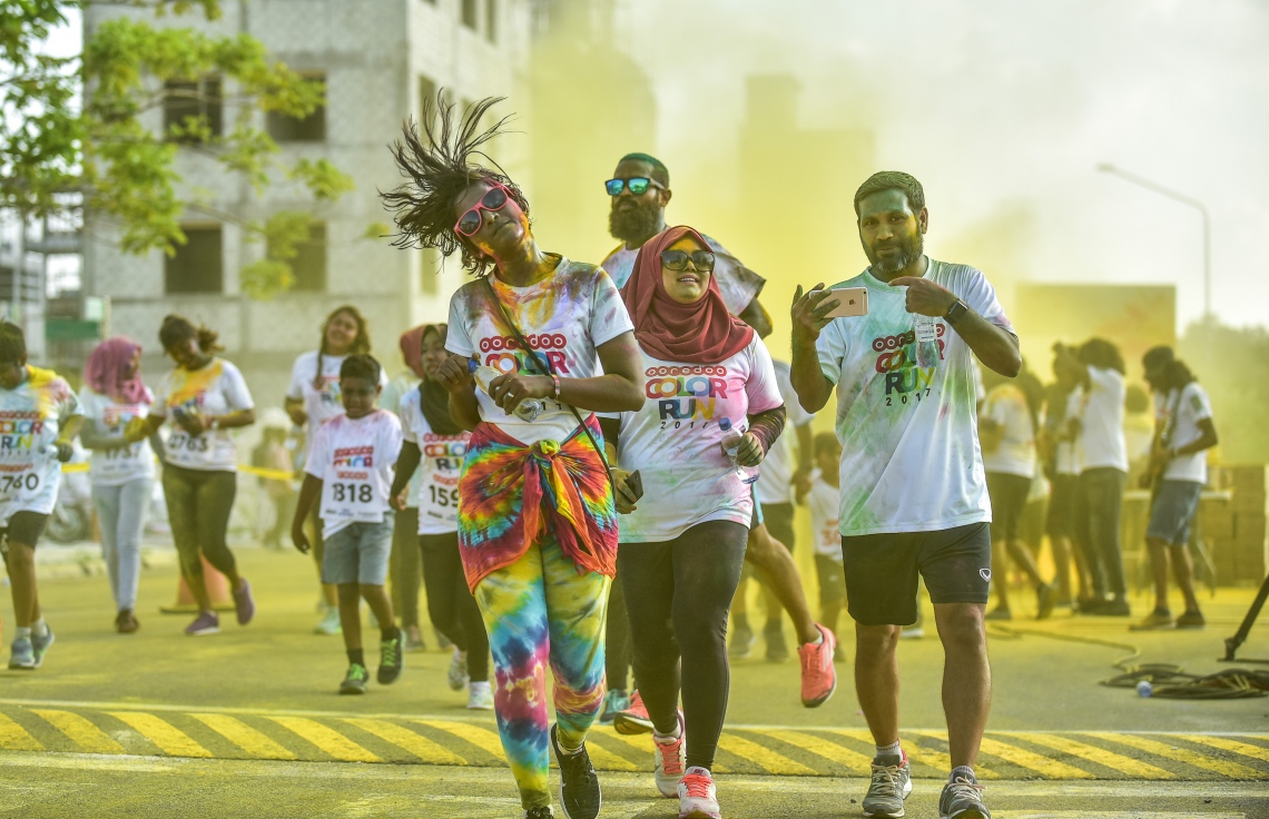 ހުޅުމާލެ: 8 ޑިސެމްބަރު 2017، އުރީދޫ އިން ރާއްޖޭގެ ދުވުމުގެ މައިދާނަށް މުޅިން އަލަށް ތައާރަފުކުރި "ކަލާ ރަން" މިއަދު ހުޅުމާލޭގައި ބޭއްވުން ، އުރީދޫ އިން މިއަދު ބޭއްވި ކަލާ ރަންގެ އަމާޒަކީ، ދުޅަހެޔޮ ދިރިއުޅުމަކަށް، ދުވުމަކީ މަޖާ އަދި އުފާވެރިކަން ގެނުވަދޭނެ ހަރަކާތެއްކަން އަންގައިދިނުން ކަމަށް އެ ކުންފުނިން ބުނޭ،--. ފޮޓޯ: ނިޝާން އަލީ/ މިހާރު