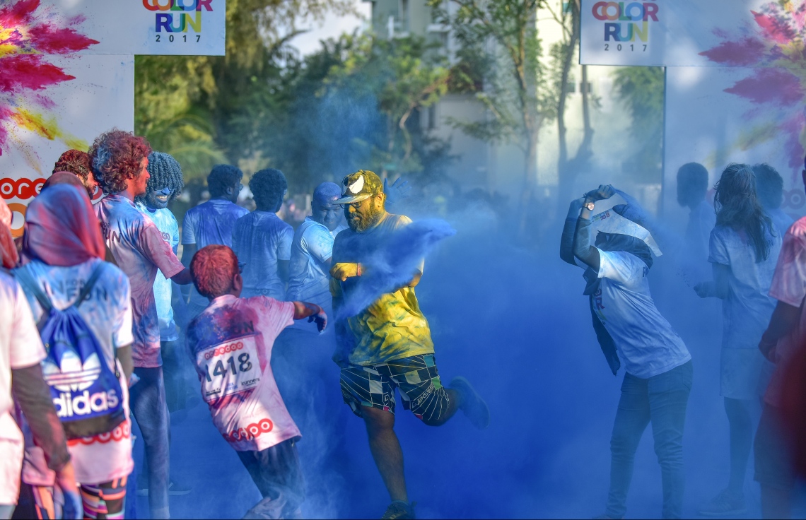 ހުޅުމާލެ: 8 ޑިސެމްބަރު 2017، އުރީދޫ އިން ރާއްޖޭގެ ދުވުމުގެ މައިދާނަށް މުޅިން އަލަށް ތައާރަފުކުރި "ކަލާ ރަން" މިއަދު ހުޅުމާލޭގައި ބޭއްވުން ، އުރީދޫ އިން މިއަދު ބޭއްވި ކަލާ ރަންގެ އަމާޒަކީ، ދުޅަހެޔޮ ދިރިއުޅުމަކަށް، ދުވުމަކީ މަޖާ އަދި އުފާވެރިކަން ގެނުވަދޭނެ ހަރަކާތެއްކަން އަންގައިދިނުން ކަމަށް އެ ކުންފުނިން ބުނޭ،--. ފޮޓޯ: ނިޝާން އަލީ/ މިހާރު