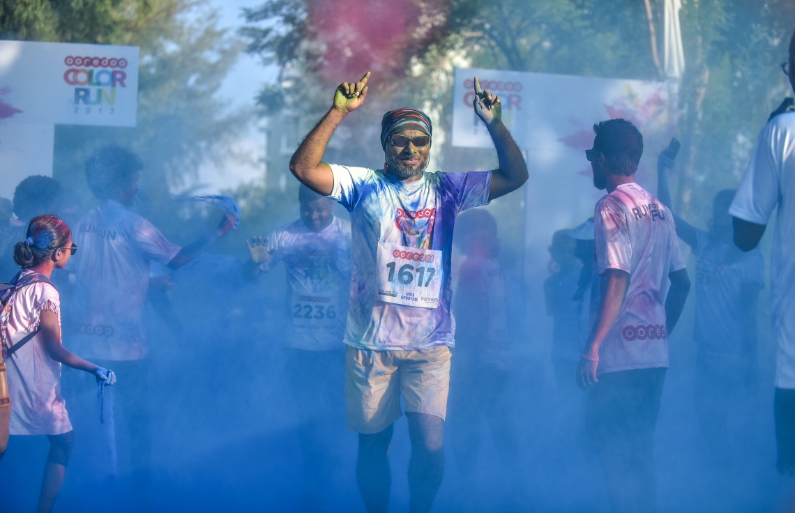 ހުޅުމާލެ: 8 ޑިސެމްބަރު 2017، އުރީދޫ އިން ރާއްޖޭގެ ދުވުމުގެ މައިދާނަށް މުޅިން އަލަށް ތައާރަފުކުރި "ކަލާ ރަން" މިއަދު ހުޅުމާލޭގައި ބޭއްވުން ، އުރީދޫ އިން މިއަދު ބޭއްވި ކަލާ ރަންގެ އަމާޒަކީ، ދުޅަހެޔޮ ދިރިއުޅުމަކަށް، ދުވުމަކީ މަޖާ އަދި އުފާވެރިކަން ގެނުވަދޭނެ ހަރަކާތެއްކަން އަންގައިދިނުން ކަމަށް އެ ކުންފުނިން ބުނޭ،--. ފޮޓޯ: ނިޝާން އަލީ/ މިހާރު