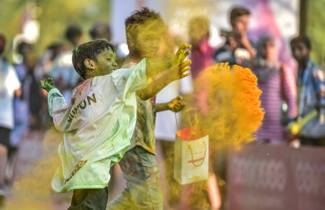 ހުޅުމާލެ: 8 ޑިސެމްބަރު 2017، އުރީދޫ އިން ރާއްޖޭގެ ދުވުމުގެ މައިދާނަށް މުޅިން އަލަށް ތައާރަފުކުރި "ކަލާ ރަން" މިއަދު ހުޅުމާލޭގައި ބޭއްވުން ، އުރީދޫ އިން މިއަދު ބޭއްވި ކަލާ ރަންގެ އަމާޒަކީ، ދުޅަހެޔޮ ދިރިއުޅުމަކަށް، ދުވުމަކީ މަޖާ އަދި އުފާވެރިކަން ގެނުވަދޭނެ ހަރަކާތެއްކަން އަންގައިދިނުން ކަމަށް އެ ކުންފުނިން ބުނޭ،--. ފޮޓޯ: ނިޝާން އަލީ/ މިހާރު