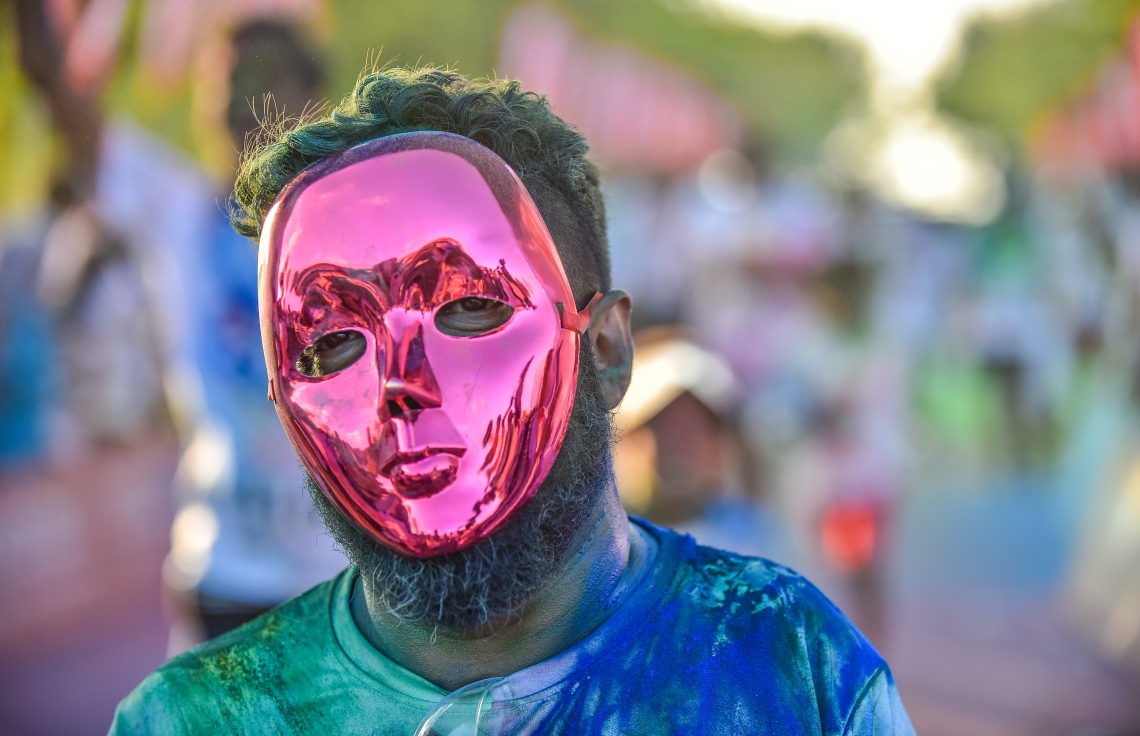 ހުޅުމާލެ: 8 ޑިސެމްބަރު 2017، އުރީދޫ އިން ރާއްޖޭގެ ދުވުމުގެ މައިދާނަށް މުޅިން އަލަށް ތައާރަފުކުރި "ކަލާ ރަން" މިއަދު ހުޅުމާލޭގައި ބޭއްވުން ، އުރީދޫ އިން މިއަދު ބޭއްވި ކަލާ ރަންގެ އަމާޒަކީ، ދުޅަހެޔޮ ދިރިއުޅުމަކަށް، ދުވުމަކީ މަޖާ އަދި އުފާވެރިކަން ގެނުވަދޭނެ ހަރަކާތެއްކަން އަންގައިދިނުން ކަމަށް އެ ކުންފުނިން ބުނޭ،--. ފޮޓޯ: ނިޝާން އަލީ/ މިހާރު