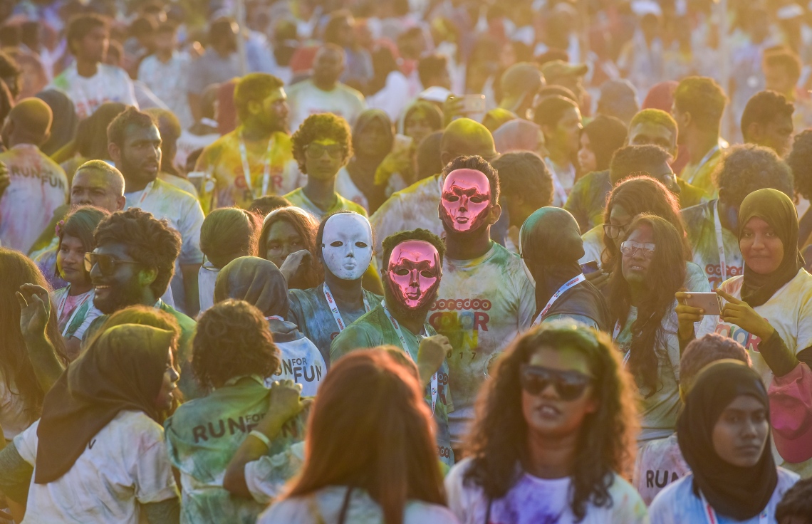 ހުޅުމާލެ: 8 ޑިސެމްބަރު 2017، އުރީދޫ އިން ރާއްޖޭގެ ދުވުމުގެ މައިދާނަށް މުޅިން އަލަށް ތައާރަފުކުރި "ކަލާ ރަން" މިއަދު ހުޅުމާލޭގައި ބޭއްވުން ، އުރީދޫ އިން މިއަދު ބޭއްވި ކަލާ ރަންގެ އަމާޒަކީ، ދުޅަހެޔޮ ދިރިއުޅުމަކަށް، ދުވުމަކީ މަޖާ އަދި އުފާވެރިކަން ގެނުވަދޭނެ ހަރަކާތެއްކަން އަންގައިދިނުން ކަމަށް އެ ކުންފުނިން ބުނޭ،--. ފޮޓޯ: ނިޝާން އަލީ/ މިހާރު