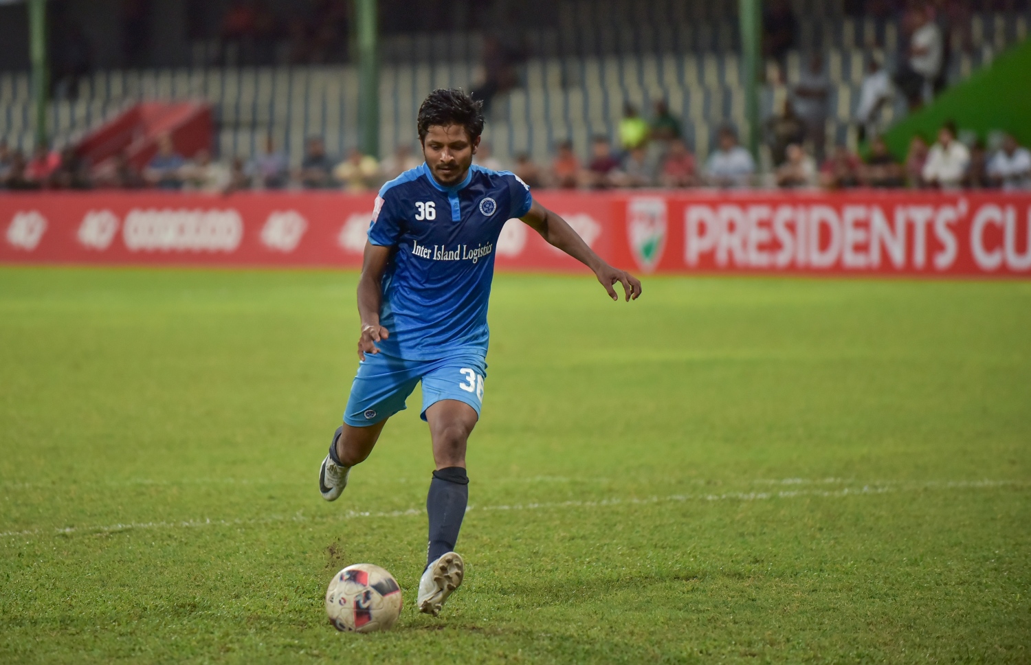 އޮއްޕޮ ޕެނަލްޓީ ޖަހަނީ. --ފޮޓޯ: ހުސެއިން ވަހީދު/ މިހާރު