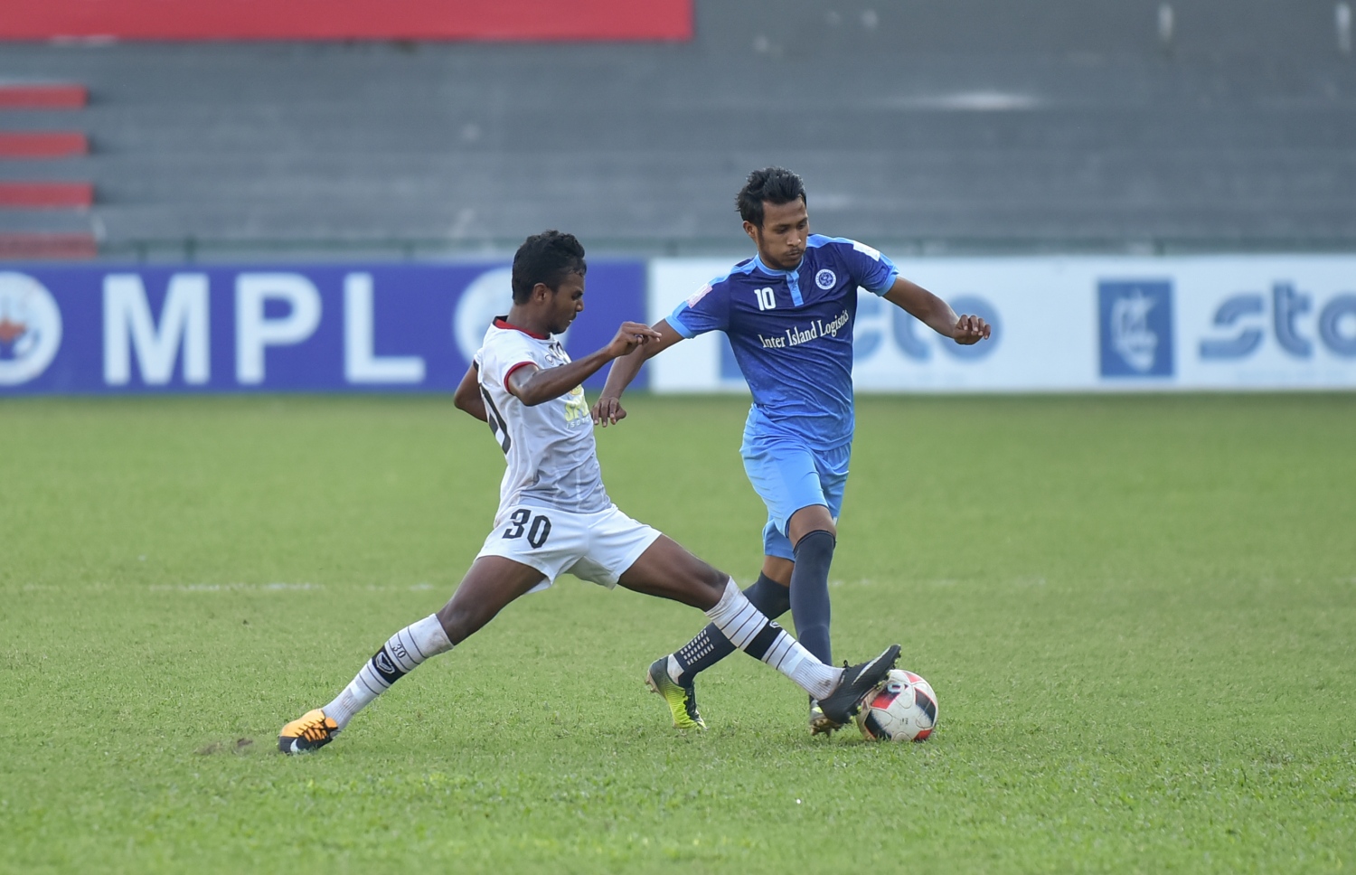 ނިއުގެ ހަމްޒާ (ކ) އަތުން ބޯޅަ ހޯދަން ޓީސީގެ އަކްމަލް މަސައްކަތްކުރަނީ: ދެ ކުޅުންތެރިން ވެސް މޮޅު ކުޅުމެއް ދެއްކި. --ފޮޓޯ: ހުސެއިން ވަހީދު/ މިހާރު