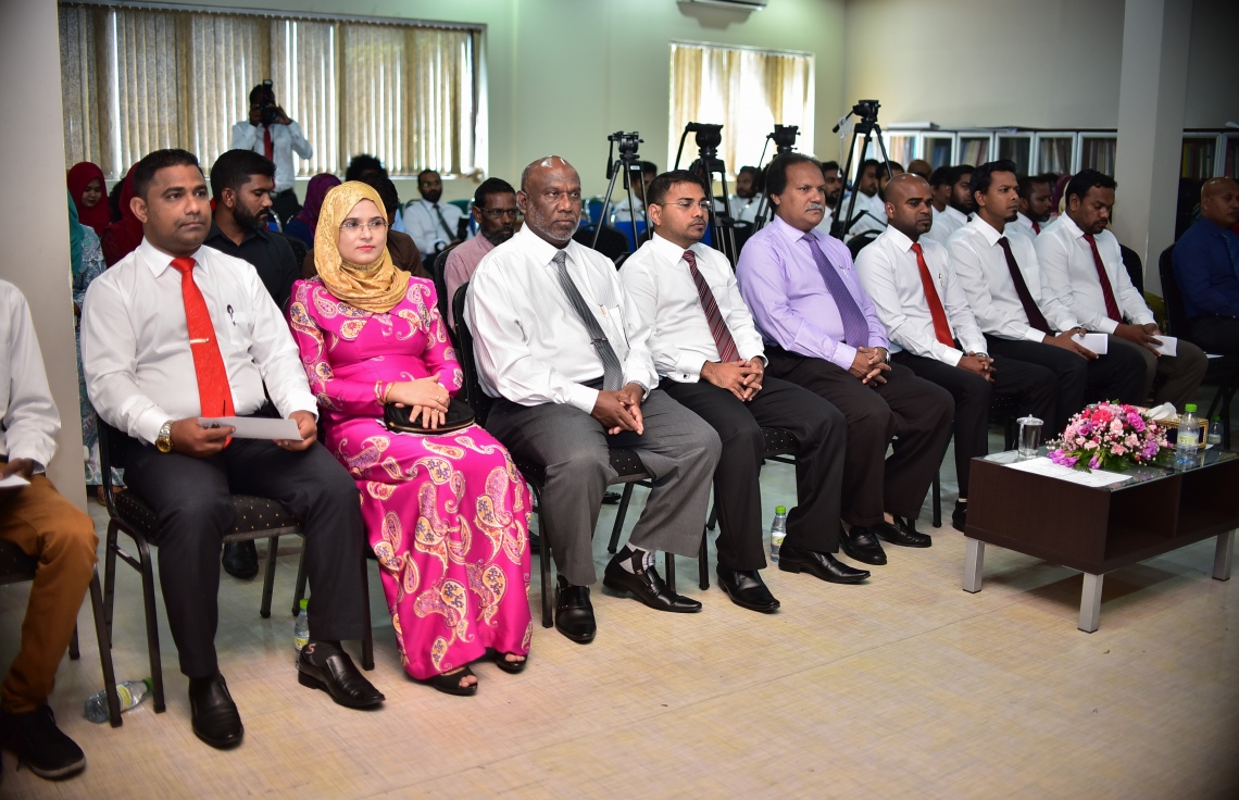 ކޮމިޝަންތަކުގެ އިސް ބައެއް ބޭފުޅުން ޖަލްސާއެއްގައި.