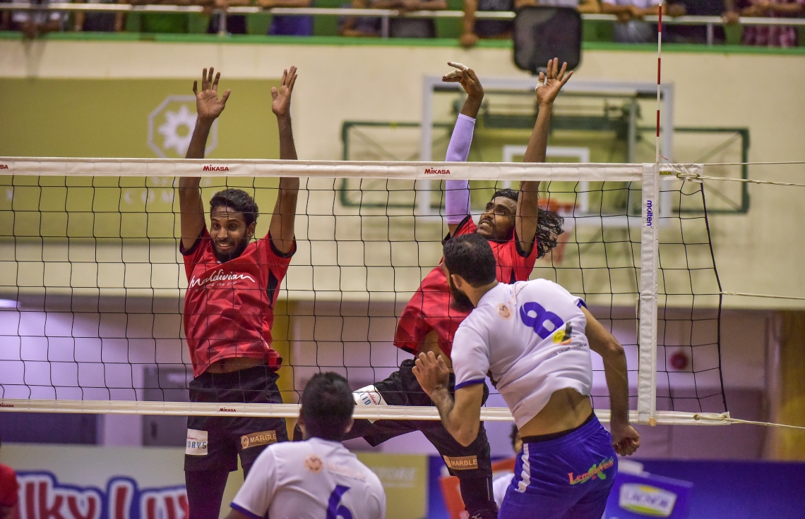 މާލެ: 11 ޑިސެމްބަރު 2017، ، ދިވެހި ސިފައިންގެ ކްލަބް 3-1 ސެޓުން ބަލިކޮށް، ގައުމީ ވޮލީބޯޅަ ލީގުގެ ޗެމްޕިއަންކަން މޯލްޑިވިއަން ސްޕޯޓްސް އެންޑް ރިކްރިއޭޝަނުން ހޯދި މެޗުގެ ތެރެއިން: ފޮޓޯ: ނިޝާން އަލީ/ މިހާރު