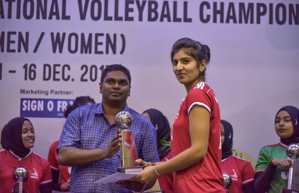 މާލެ: 11 ޑިސެމްބަރު 2017، މުޅި މުބާރާތުގެ އެންމެ މޮޅު އަންހެން ކުޅުންތެރިއަކަށް ހޮވުނު މިސްކިތްމަގުގެ ނިރްމަލާ އިނާމާ ހަވާލުވަނީ--. ފޮޓޯ: ނިޝާން އަލީ/ މިހާރު