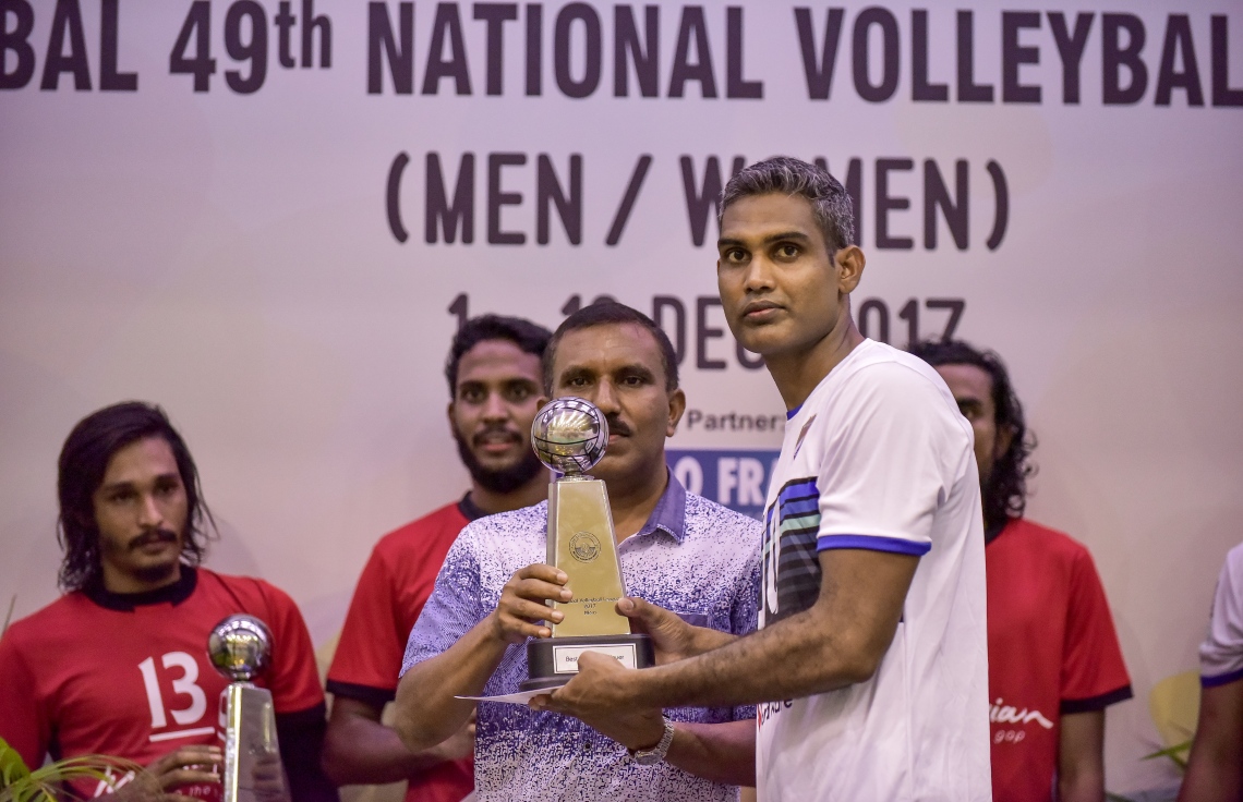 މާލެ: 11 ޑިސެމްބަރު 2017، މުބާރާތުގެ ފިރިހެން ޑްރީމް ޓީމުގައި ހިމެނުނު އަބްދުލް ކަރީމް (ލޯންގޭ) އިނާމާ ހަވާލުވަނީ ، ދިވެހި ސިފައިންގެ ކްލަބް 3-1 ސެޓުން ބަލިކޮށް، ގައުމީ ވޮލީބޯޅަ ލީގުގެ ޗެމްޕިއަންކަން މޯލްޑިވިއަން ސްޕޯޓްސް އެންޑް ރިކްރިއޭޝަނުން ރޭ ހޯދުން: ފޮޓޯ: ނިޝާން އަލީ/ މިހާރު