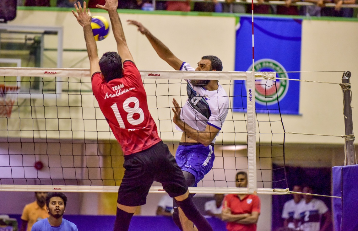 މާލެ: 11 ޑިސެމްބަރު 2017، ، ދިވެހި ސިފައިންގެ ކްލަބް 3-1 ސެޓުން ބަލިކޮށް، ގައުމީ ވޮލީބޯޅަ ލީގުގެ ޗެމްޕިއަންކަން މޯލްޑިވިއަން ސްޕޯޓްސް އެންޑް ރިކްރިއޭޝަނުން ހޯދި މެޗުގެ ތެރެއިން: ފޮޓޯ: ނިޝާން އަލީ/ މިހާރު