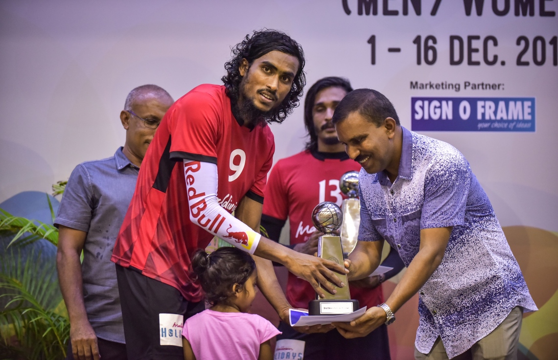 މާލެ: 11 ޑިސެމްބަރު 2017، މުބާރާތުގެ ފިރިހެން ޑްރީމް ޓީމުގައި ހިމެނުނު އިސްމާއިލް ސާޖިދު އިނާމާ ހަވާލުވަނީ ، ދިވެހި ސިފައިންގެ ކްލަބް 3-1 ސެޓުން ބަލިކޮށް، ގައުމީ ވޮލީބޯޅަ ލީގުގެ ޗެމްޕިއަންކަން މޯލްޑިވިއަން ސްޕޯޓްސް އެންޑް ރިކްރިއޭޝަނުން ރޭ ހޯދުން: ފޮޓޯ: ނިޝާން އަލީ/ މިހާރު