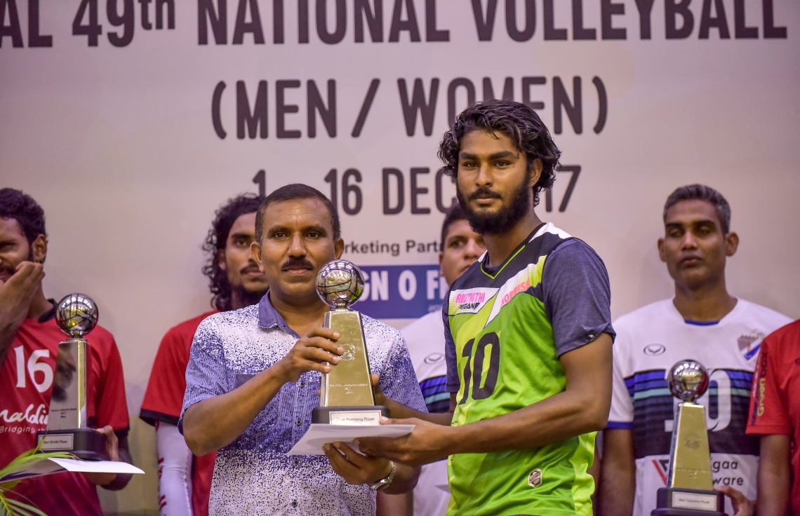 މާލެ: 11 ޑިސެމްބަރު 2017، މުބާރާތުގެ އެންމެ އުއްމީދީ ކުޅުންތެރިޔާ މާޒިޔާގެ ހުސެއިން ރައްޒާން ، ދިވެހި ސިފައިންގެ ކްލަބް 3-1 ސެޓުން ބަލިކޮށް، ކުޅުނު ގައުމީ ވޮލީބޯޅަ ލީގުގެ ޗެމްޕިއަންކަން މޯލްޑިވިއަން ސްޕޯޓްސް އެންޑް ރިކްރިއޭޝަނުން ރޭ ހޯދުން: ފޮޓޯ: ނިޝާން އަލީ/ މިހާރު