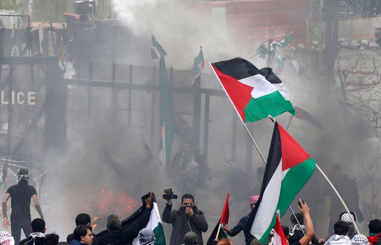 އިޒްރޭލުގެ އަޅުވެތިކަމާ ދެކޮޅަށް ފަލަސްތީނު މީހުން މުޒާހަރާ ކުރަން ފެށުމުން އިޒްރޭލު ސިފައިން މުޒާހަރާ ރޫޅައިލުމަށް ކަރުނަގޭހާއި ފެން ޖަހަނީ. ރޮއިޓާސް