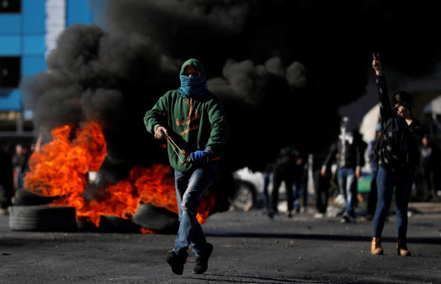 ފަލަސްތީނުގެ ހުޅަނގު އައްސޭރީގައި އިޒްރޭލާ ދެކޮޅަށް މި މަހުގެ 8 ވަނަ ދުވަހު ކުރި މުޒާހަރާގައި ޓަޔަރުތަކެއްގައި ރޯކޮށްފައިވާ އިރު، އިޒްރޭލު ސިފައިންނަށް އޮއްގަލުން ހަމަލާ ދިނުމަށް ފަލަސްތީނުގެ ޒުވާނުން ތައްޔާރުވަނީ. ރޮއިޓާސް