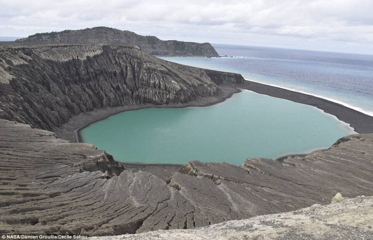 އަލަށް އުފެދުނު ރަށެއް ގުދުރަތީ ލެބަކަށް