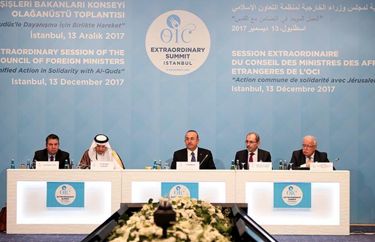 ތުރުކީ ވިލާތުގެ އިސްތަންބޫލްގައި އިއްޔެ ބޭއްވި، އިސްލާމީ ގައުމުތަކުގެ ޚާރިޖީ ވަޒީރުންގެ ކުއްލި ބައްދަލުވުމުގައި ތުރުކީ ވިލާތުގެ ޚާރިޖީ ވަޒީރު މެވްލޫތު ކަވުސްއޯގްލޫ (މ) ރިއާސަތު ބަލަހައްޓަވަނީ.