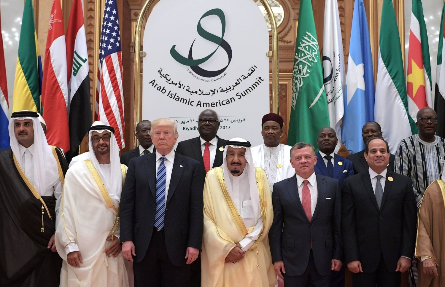 މި އަހަރުގެ މެއި މަހުގެ 21 ވަނަ ދުވަހު ޓެރަރިޒަމާ ދެކޮޅަށް ސައޫދީ އަރަބިއްޔާގައި ބޭއްވި އަރަބި އިސްލާމީ އެމެރިކާ ސަމިޓްގައި، ސައޫދީ ރަސްގެފާނުގެ އަރިހުގައި އެމެރިކާގެ ރައީސް ޓްރަމްޕު ބައިވެރިވަނީ.