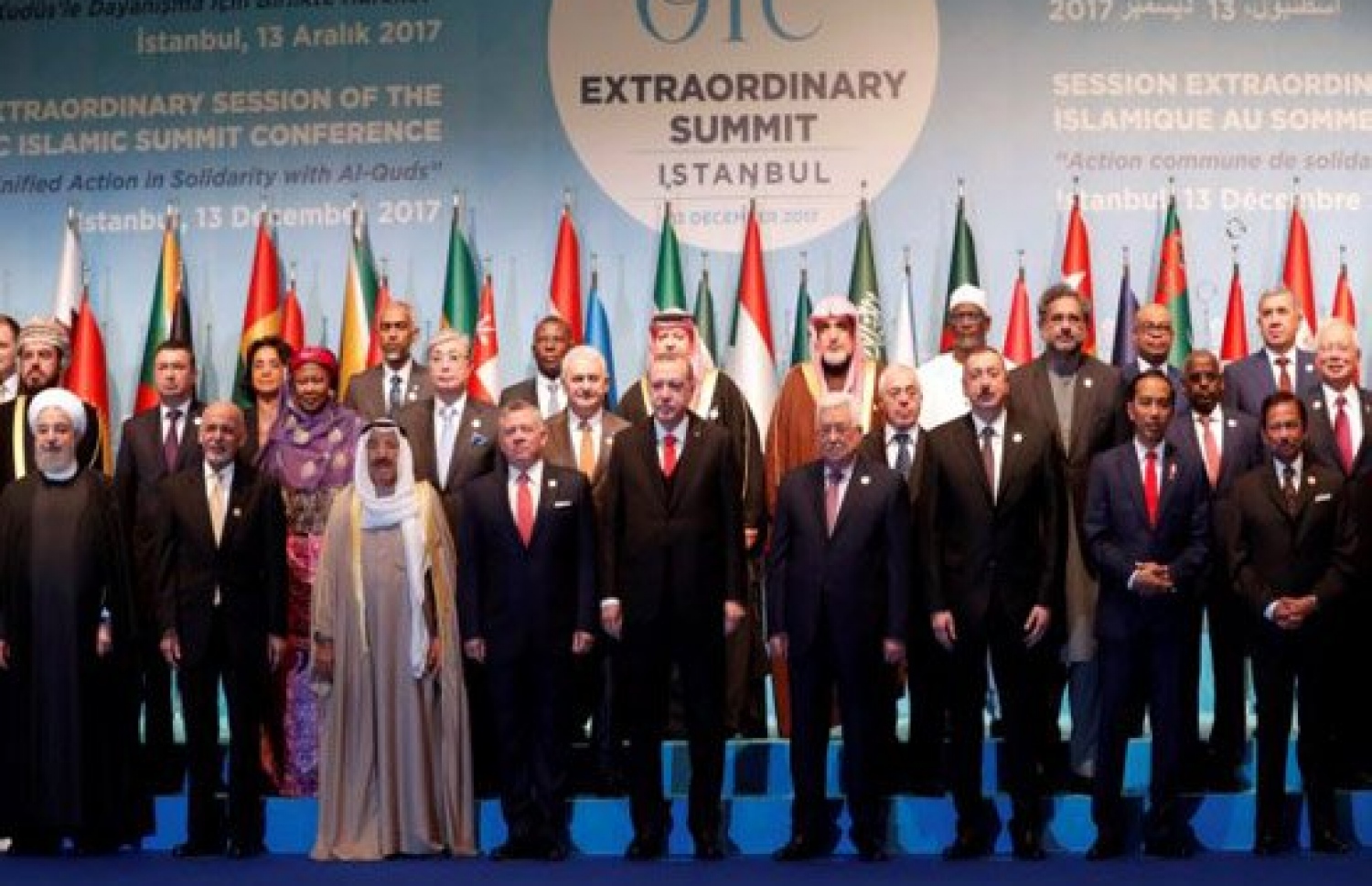 ތުރުކީގެ އިސްތަންބޫލްގައި އިއްޔެ ބޭއްވި އިސްލާމީ ގައުމުތަކުގެ ވެރިންގެ ކުއްލި ބައްދަލުވުމުގެ ބައިވެރިން. ގިނަ އިސްލާމީ ވެރިން މި ބައްދަލުވުމުން ނުފެނޭ