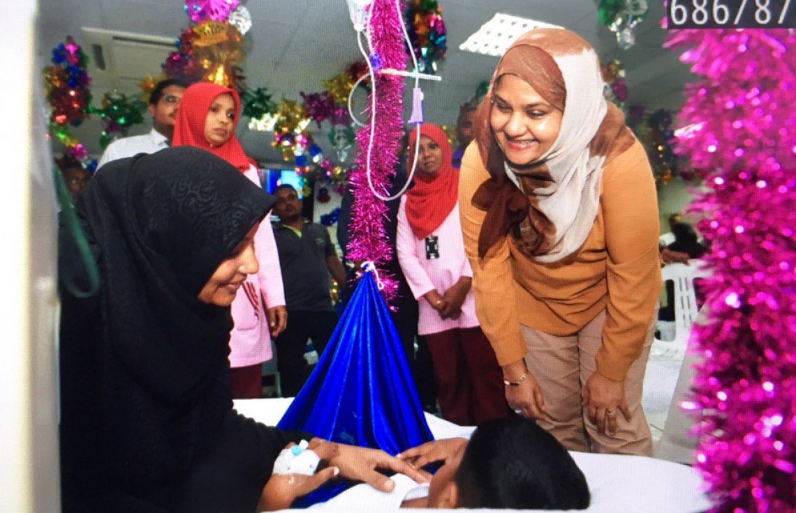 ހުޅުމާލެ: ޑިސެމްބަރު 13، 2017- ސޮދަގާތު ފައުންޑޭޝަންގެ އެހީތެރިކަމާ އެކު، ހިތާނު ކޮށްފައިވާ ކުއްޖަކާ ފަސްޓް ލޭޑީ ފާތުމަތު އިބްރާހީމް މިއަދު ވާހަކަ ދައްކަވަނީ: ފަސްޓް ލޭޑީ ހިންގަވާ ސޮދަގާތު ފައުންޑޭޝަންގެ މި ހަރަކާތަށް ކޮންމެ އަހަރަކު ވެސް ބޮޑު ތަރުހީބެއް ލިބޭ.